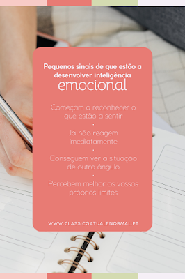 Checklist da Inteligência Emocional: Sinais de Evolução Infográfico vertical com tons de salmão e bege. No centro, sobre um fundo salmão de cantos arredondados, lê-se o título em branco: "Pequenos sinais de que estão a desenvolver inteligência emocional". Abaixo, uma lista de quatro pontos: "Começam a reconhecer o que estão a sentir", "Já não reagem imediatamente", "Conseguem ver a situação de outro ângulo" e "Percebem melhor os vossos próprios limites". No fundo da imagem, vê-se desfocada uma mão a segurar uma caneta prateada sobre um caderno de planeamento.