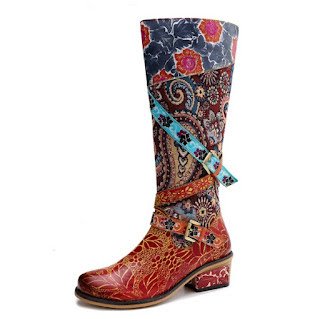 Bota de pele alta com padrão floral colorido e tiras decorativas em tons de vermelho, azul e dourado, ideal para looks de outono e inverno