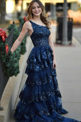 Vestido de gala azul escuro elegante e sofisticado Vestido de gala azul escuro com detalhes rendados e saia fluida, uma escolha clássica e sofisticada inspirada na realeza
