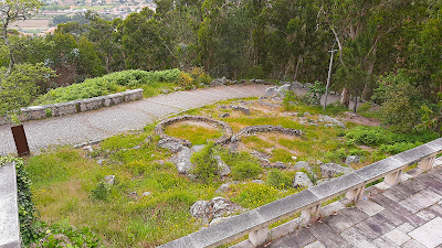 Ruínas circulares em pedra do Castro de São Lourenço, em Esposende.