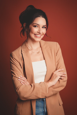 Laura Kuczynski sorridente, com look elegante e maquilhagem leve, partilhando a sua visão sobre autoestima e beleza prática