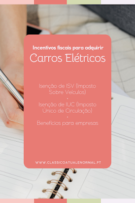 Infográfico com fundo rosa coral sobreposto à imagem de uma mão escrevendo em um caderno de planejamento. O texto destaca 'Incentivos fiscais para adquirir Carros Elétricos' e lista três benefícios principais: Isenção de ISV (Imposto Sobre Veículos), Isenção de IUC (Imposto Único de Circulação) e Benefícios para empresas. Na parte inferior, consta o site www.classicoatualenormal.pt.