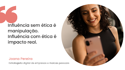 Mulher sorridente com cabelo encaracolado a segurar um telemóvel, fotografada em ambiente interior, ao lado de uma citação sobre ética e impacto no marketing digital.