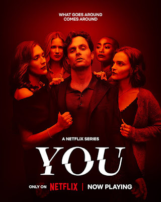Poster da série "You" da Netflix, com o protagonista Joe ao centro, cercado por quatro mulheres, num ambiente com iluminação vermelha intensa e atmosfera de mistério.