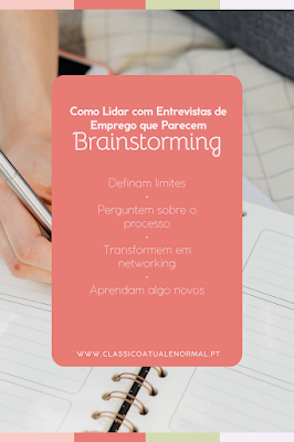 Uma imagem promocional com um fundo desfocado de uma pessoa escrevendo num caderno com uma caneta. Sobreposto à imagem, há um painel rosa-avermelhado com texto branco que diz: "Como Lidar com Entrevistas de Emprego que Parecem Brainstorming". Abaixo, uma lista de pontos: "Definam limites", "Perguntem sobre o processo", "Transformem em networking", "Aprendam algo novos". No fundo do painel, há o endereço do site: "WWW.CLASSICOATUALENORMAL.PT". A parte superior e inferior da imagem têm tiras coloridas em tons de rosa, verde claro e branco.