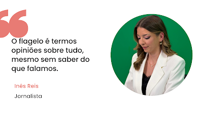 Imagem de citação com fundo branco. À esquerda, aspas grandes em tons de rosa acompanham a frase: "O flagelo é termos opiniões sobre tudo, mesmo sem saber do que falamos." Abaixo, o nome "Inês Reis" aparece em rosa e a profissão "Jornalista" em preto. À direita, num círculo, está a fotografia de Inês Reis num estúdio com fundo verde. Ela veste um blazer branco e top preto, está ligeiramente inclinada e olha para baixo, parecendo ler ou consultar algo, num momento de bastidores.