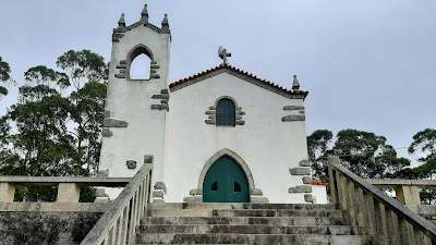 Escadaria e fachada da Igreja de castro de São Lourenço em Esposende