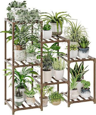 Verticalize o seu Jardim: Organize as suas Plantas com Estilo Um suporte de madeira em vários níveis, preenchido com uma grande variedade de plantas de interior e exterior em vasos decorativos de diferentes tamanhos e texturas. O móvel organiza as plantas de forma vertical, criando um visual exuberante e bem estruturado para terraços ou varandas.