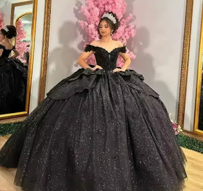 Gótico Glamoroso: O Deslumbrante Vestido de Quinceañera Preto e Glitter