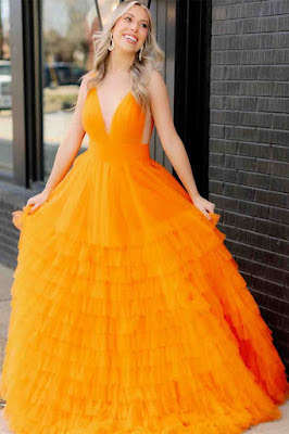 Vestido de gala laranja volumoso inspirado em princesas modernas Vestido de gala laranja com saia volumosa em camadas, ideal para bailes e eventos formais, inspirado no glamour das princesas modernas