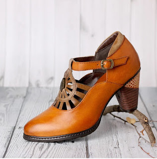 Sapato de pele castanho com salto médio, fivela lateral e recortes decorativos, ideal para looks de outono e estilo vintage feminino