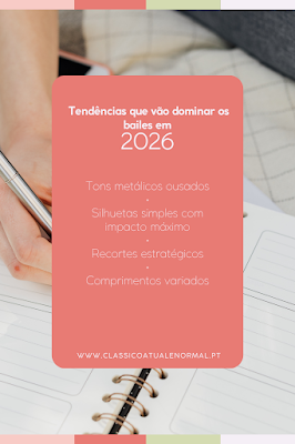 Um infográfico vertical com fundo em tom coral suave sobreposto à imagem de uma mão a escrever num planeador. O texto destaca as "Tendências que vão dominar os bailes em 2026", listando: tons metálicos ousados, silhuetas simples com impacto máximo, recortes estratégicos e comprimentos variados. No rodapé, encontra-se o endereço do site classicoatualenormal.pt.