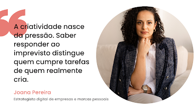 Mulher sentada num sofá claro, com blazer azul e camisa branca, olhando para a câmara com expressão confiante, ao lado de uma citação sobre criatividade e resposta ao imprevisto.