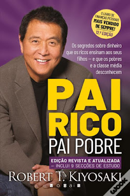 Capa do Livro Pai Rico, Pai Pobre - Robert Kiyosaki Capa do livro 'Pai Rico, Pai Pobre', de Robert Kiyosaki, em edição revista e atualizada. À esquerda, uma foto do autor sorrindo, vestindo um paletó marrom. O fundo é roxo com linhas radiantes. O título 'PAI RICO' aparece em letras grandes amarelas, e 'PAI POBRE' em letras brancas logo abaixo. No topo direito, um selo amarelo destaca que este é o livro de finanças pessoais mais vendido de sempre. Na parte inferior, o nome do autor e a marca da editora Vogais.