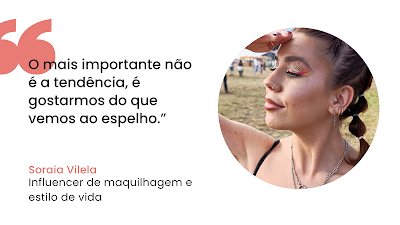 Gráfico digital sobre fundo branco com uma citação e uma fotografia. À esquerda, aspas grandes em tom coral e a frase em preto: "O mais importante não é a tendência, é gostarmos do que vemos ao espelho." Logo abaixo, o nome "Soraia Vilela" em coral e a sua ocupação "Influencer de maquilhagem e estilo de vida" em preto. À direita, numa moldura circular, uma fotografia de Soraia Vilela de perfil, num ambiente de festival ao ar livre. Ela exibe uma maquilhagem festiva com glitter dourado nas pálpebras e um delineado colorido em tons de rosa e amarelo. O cabelo está apanhado numa trança em gomos (bubble braid) e ela usa vários acessórios, incluindo um piercing no nariz e colares prateados.