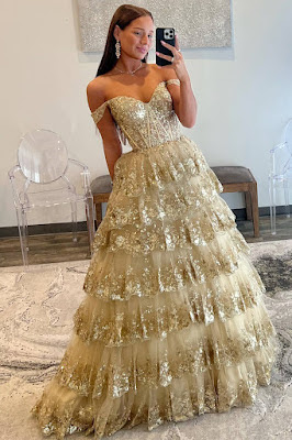 Vestido de gala dourado com brilho digno de uma princesa moderna Vestido de gala dourado com corpete estruturado e saia em camadas brilhantes, perfeito para quem quer sentir-se uma verdadeira princesa