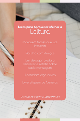 Cartão gráfico de cor salmão sobre um fundo desfocado de uma pessoa a escrever num caderno. No cartão, o texto principal diz: 'Dicas para Aproveitar Melhor a Leitura'. Abaixo, há uma lista de cinco dicas separadas por pontos: 'Marquem frases que vos inspiram'; 'Partilha com Amigos'; 'Ler devagar ajuda a absorver e refletir sobre cada mensagem'; 'Aprendam algo novos'; e 'Diversifiquem os Géneros'. No rodapé, o URL 'WWW.CLASSICOATUALENORMAL.PT'.