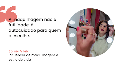 Gráfico digital com fundo branco contendo uma citação e uma fotografia. Do lado esquerdo, destacam-se aspas grandes em tom coral e o texto em preto: "A maquilhagem não é futilidade, é autocuidado para quem a escolhe." Abaixo, o nome "Soraia Vilela" em coral e a descrição "Influencer de maquilhagem e estilo de vida" em preto. Do lado direito, uma moldura circular mostra Soraia Vilela a aplicar máscara de pestanas em frente a um espelho de camarim com luzes redondas. Ela usa uma camisola de malha clara e tem os lábios pintados num tom bordô escuro. O ambiente ao fundo sugere uma loja de cosméticos com prateleiras coloridas.