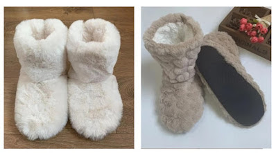 Botas de pelo confortáveis para o inverno Par de botas de pelo macias em tons claros, ideais para usar em casa nos dias frios de inverno.