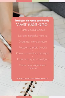 Checklist de Verão: Tradições Imperdíveis para este Ano Infográfico com fundo coral sobreposto à imagem de uma pessoa a escrever num caderno de planeamento. O texto destaca 'Tradições de verão que têm de viver este ano' e lista as seguintes atividades: fazer um piquenique, dar um mergulho num rio, organizar um churrasco, passear na praia à noite, passar uma noite a acampar, fazer uma guerra de água e fazer uma viagem sem destino. No rodapé, o site www.classicoatualenormal.pt.