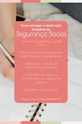 Guia de Submissão da Declaração Trimestral da Segurança Social Uma imagem informativa em formato vertical com a foto desfocada de uma mão segurando uma caneta metálica sobre um caderno espiral em primeiro plano. Um grande painel retangular vermelho-coral com cantos arredondados domina o centro, sobrepondo a imagem de fundo. No topo do painel, há uma barra de cores pastel. O texto no painel, em branco, é um guia passo a passo: o título diz 'Como entregar a declaração trimestral da Segurança Social'. O corpo do texto, separado por travessões curtos, lista as seguintes instruções: 'Aceder à Segurança Social Direta. - Entrar na área dedicada aos trabalhadores independentes. - Selecionar a opção da declaração trimestral. - Confirmar ou inserir os rendimentos dos meses em questão. - Submeter a declaração.' Na base do painel, há o endereço do site: 'WWW.CLASSICOATUALENORMAL.PT'. O rodapé tem a mesma barra de cores pastel do topo. A estética geral é limpa, profissional e acessível, claramente projetada para o site 'Clássico Atual e Normal'