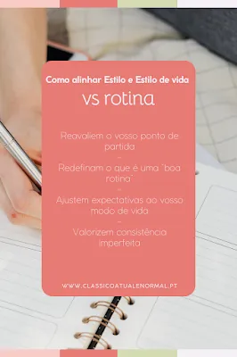 Dicas para uma Rotina Realista e Flexível Infográfico vertical com fundo desfocado de uma mão a escrever num planeador de argolas. Sobreposto, um bloco retangular de cor coral contém o título 'Como alinhar Estilo e Estilo de vida vs rotina'. O texto apresenta quatro pontos principais: reavaliar o ponto de partida; redefinir o conceito de 'boa rotina'; ajustar expectativas ao modo de vida; e valorizar a consistência imperfeita. Na base da imagem, encontra-se o endereço do site www.classicoatualenormal.pt.