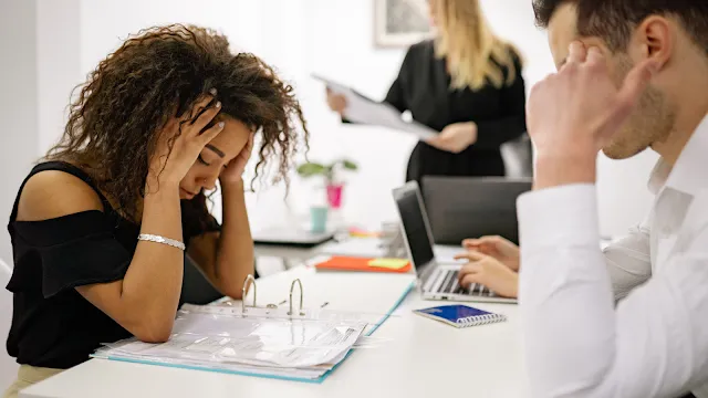 Trabalho tóxico: por que ficamos, tempo a mais?