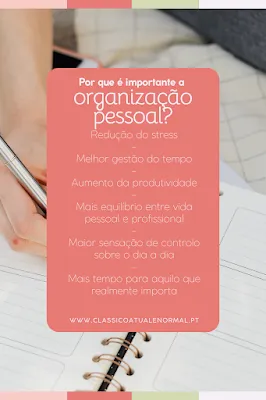 Benefícios da Organização Pessoal Infográfico em tom rosa com fundo de uma pessoa escrevendo em um caderno, listando os benefícios da organização pessoal: redução do stress, melhor gestão do tempo, aumento da produtividade, equilíbrio entre vida pessoal e profissional, maior controlo sobre o dia a dia e mais tempo para o que realmente importa, com o site www.classicoatualenormal.pt na base.