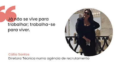 Citação de Cátia Santos sobre o Futuro do Trabalho Gráfico com fundo branco contendo uma citação textual à esquerda e uma fotografia circular à direita. À esquerda, destaca-se um símbolo de aspas cor-de-rosa e o texto: "Já não se vive para trabalhar; trabalha-se para viver." Abaixo, lê-se o nome "Cátia Santos" em rosa e o cargo "Diretora Técnica numa agência de recrutamento" em preto. À direita, dentro de uma moldura circular, surge a fotografia de uma mulher sorridente com óculos de sol e fato preto, apoiada num corrimão de ferro decorado num espaço exterior.