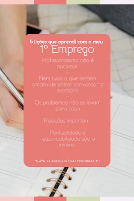 Infográfico: 5 Lições Valiosas do Primeiro Emprego Infográfico vertical com fundo suave mostrando uma mão segurando uma caneta sobre um caderno de planejamento (planner). Sobre a imagem, há um quadro retangular de cor coral com bordas arredondadas contendo o texto: "5 lições que aprendi com o meu 1º Emprego". As lições listadas são: 1. Profissionalismo não é opcional; 2. Nem tudo o que sentem precisa de entrar convosco no escritório; 3. Os problemas não se levam para casa; 4. Relações importam; 5. Pontualidade e responsabilidade são o mínimo. Na base, consta o site www.classicoatualenormal.pt. O design é limpo, com paleta de cores em tons de rosa, bege e verde pastel.