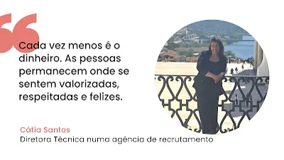 Citação de Cátia Santos sobre Valorização no Trabalho Imagem com fundo branco contendo uma citação textual e a fotografia de uma mulher num recorte circular. À esquerda, grandes aspas cor-de-rosa destacam o texto: "Cada vez menos é o dinheiro. As pessoas permanecem onde se sentem valorizadas, respeitadas e felizes." Abaixo do texto, lê-se o nome "Cátia Santos" em cor-de-rosa e o cargo "Diretora Técnica numa agência de recrutamento" em preto. À direita, dentro do círculo, a fotografia mostra Cátia Santos sorridente, vestida de preto, apoiada numa grade decorativa com uma paisagem urbana e um rio ao fundo.
