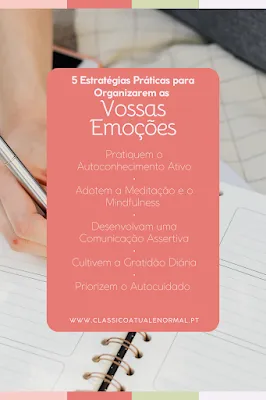 5 passos práticos para organizarem o vosso mundo interior. Infográfico com fundo rosa suave sobreposto à imagem de uma mão a escrever num planeador. O texto destaca "5 Estratégias Práticas para Organizarem as Vossas Emoções", listando: Autoconhecimento Ativo, Meditação e Mindfulness, Comunicação Assertiva, Gratidão Diária e Autocuidado.