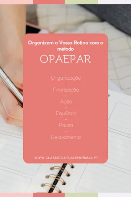 Infográfico do Método OPAEPAR para Organização de Rotina Cartaz digital com fundo em tons de coral e branco. Sobre a imagem de uma mão escrevendo em um planner, destaca-se um retângulo coral com o texto: 'Organizem a Vossa Rotina com o método OPAEPAR'. Abaixo, os pilares do método estão listados verticalmente: Organização, Priorização, Ação, Equilíbrio, Pausa e Relaxamento. Na base, consta o endereço do site www.classicoatualenormal.pt.