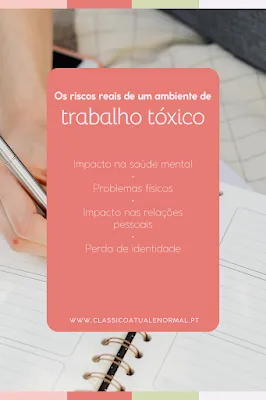 O Impacto do Trabalho Tóxico na Nossa Vida Uma imagem vertical com um fundo borrado de uma pessoa escrevendo num caderno com uma caneta. Sobre o fundo, há um retângulo sobreposto na cor salmão com texto em branco. O texto diz: "Os riscos reais de um ambiente de trabalho tóxico" como título principal, seguido por uma lista com marcadores de pontos pequenos: "Impacto na saúde mental", "Problemas físicos", "Impacto nas relações pessoais", e "Perda de identidade". No rodapé da imagem, há o endereço do site "www.classicoatualenormal.pt" e faixas horizontais coloridas nas bordas superior e inferior nas cores rosa claro, terracota, verde-oliva e creme. A imagem parece um post para redes sociais com dicas ou informações.