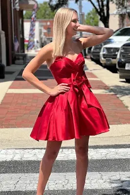 Elegant Red Strapless Homecoming Dress with Bow Detail