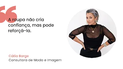 Cátia Barge - A Importância da Roupa na Confiança Uma imagem gráfica em fundo branco com uma citação destacada em aspas cor-de-rosa: 'A roupa não cria confiança, mas pode reforçá-la.' À direita, dentro de um círculo, está uma foto de Cátia Barge, uma mulher com cabelo grisalho curto, usando uma blusa preta transparente, colares e cinto com fivela dourada, posando com as mãos na cintura. Abaixo da citação, lê-se o nome 'Cátia Barge' e o título 'Consultora de Moda e Imagem'.
