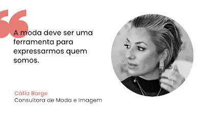 Cátia Barge - A Moda como Expressão de Identidade Uma imagem gráfica em fundo branco com uma citação em destaque iniciada por aspas cor-de-rosa: "A moda deve ser uma ferramenta para expressarmos quem somos." Abaixo, alinhados à esquerda, estão os nomes e cargos "Cátia Barge" e "Consultora de Moda e Imagem". À direita, dentro de um círculo, encontra-se um retrato em tons de sépia/preto e branco de Cátia Barge, uma mulher de cabelo grisalho curto, olhando para a esquerda, com a mão no cabelo e usando um brinco detalhado.