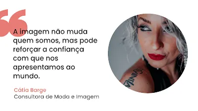Cátia Barge - A Imagem como Ferramenta de Confiança Uma imagem gráfica com fundo branco. No canto superior esquerdo, uma grande aspa cor-de-rosa. Abaixo, lê-se a citação em texto preto: 'A imagem não muda quem somos, mas pode reforçar a confiança com que nos apresentamos ao mundo.' Mais abaixo, alinhado à esquerda, estão o nome 'Cátia Barge' e o título 'Consultora de Moda e Imagem'. À direita, dentro de um círculo, está um retrato em primeiro plano de Cátia Barge, uma mulher com cabelo grisalho curto e batom vermelho intenso, olhando para a esquerda, com um brinco visível e uma tatuagem no ombro.